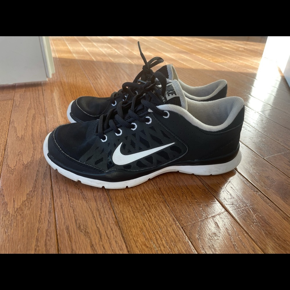 Black and White Nike Running Shoes - Picture 4 of 6